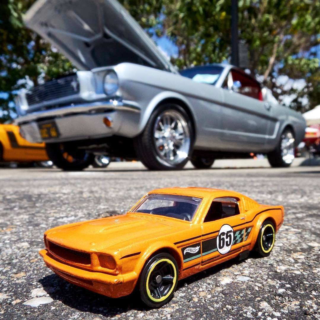 Feliz dia das crianças, racers! Que curte uma miniatura? Tal pai, tal filho: Ford Mustang 1965 👍🏁👏 #carroesporteclube #hotwheels #mustang #ford #musclecarmonday #fastback Foto: @hotwheelsofficial