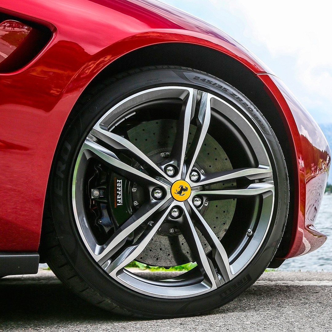 Ferrari GTC4 Lusso 2017 Modelo esportivo para quatro lugares tem motor aspirado 6.2 V12 com 690 cv e 697 Nm a 5,750 rpm de torque. Máxima de 335 km/h e aceleração de 0-100 km/h em apenas 3.4s. As rodas são aro 20, calçadas por pneus Pirelli P-Zero 245/35 R20. #carroesporteclube #Ferrari