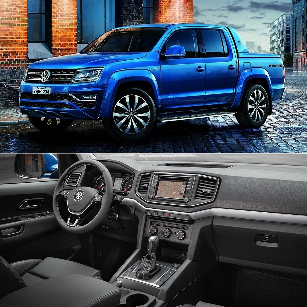 Volkswagen Amarok 2017: picape reestilizada parte dos R$ 113 mil Marca alemã apresenta a versão 2017 da Amarok, que passou por um facelift. As mudanças ficam na grade a para-choques, que : traz linhas retilíneas, destacando as bordas laterais com aparência 3D em torno dos faróis de neblina. As novas tomadas de ar em formato de colmeia seguem as linhas retangulares que moldam toda a parte frontal. Pra resumir, a Amarok ficou mais parecida com o modelo vendido na Europa. Agora, todas as versões do modelo passam a contar com sistema de freios “Post- Collision Braking” (Sistema de frenagem automática pós-colisão). Também há opção de itens como bancos com ajustes elétricos e hastes de troca de marcha atrás do volante (shift paddles). A Amarok ganha ainda a série especial Extreme, essa das fotos. Baseada na Highline, a novidade tem quadro de instrumentos combinado “Premium Color” com tela colorida 3D de 3,5”. A opção ainda por pedais de aço inoxidável e os tapetes em carpete com a inscrição “Extreme”. O pacote inclui ainda rodas de 20 polegadas e pneus 255/50. A  linha 2017 da picape Volkswagen será oferecida no mercado brasileiro nas versões S (cabine simples e cabine dupla), SE, Trendline, Highline e Highline Série Extreme (estas sempre com carroceria de cabine dupla). A versão S conta com o motor 2.0 turbodiesel com 140 cv de potência e 340 Nm de torque acomplado com transmissão manual de seis marchas. Nas outras versões,  motor 2.0 diesel biturbo com potência de 180 cv e torque de 400 Nm com câmbio manual (versão SE) e 42,8 420 Nm com transmissão automática de oito velocidades (item de série nas demais versões). Tabela de Preços: Amarok S Cabine Simples MT – R$ 113.990 AmarokS Cabine Dupla – R$ 126.990 Amarok SE Cabine Dupla AT – R$ 130.990 Amarok Trendline Cabine Dupla AT – R$ 148.990 Amarok Highline Cabine Dupla AT – R$ 167.990 Amarok Extreme Cabine Dupla AT – R$ 177.990