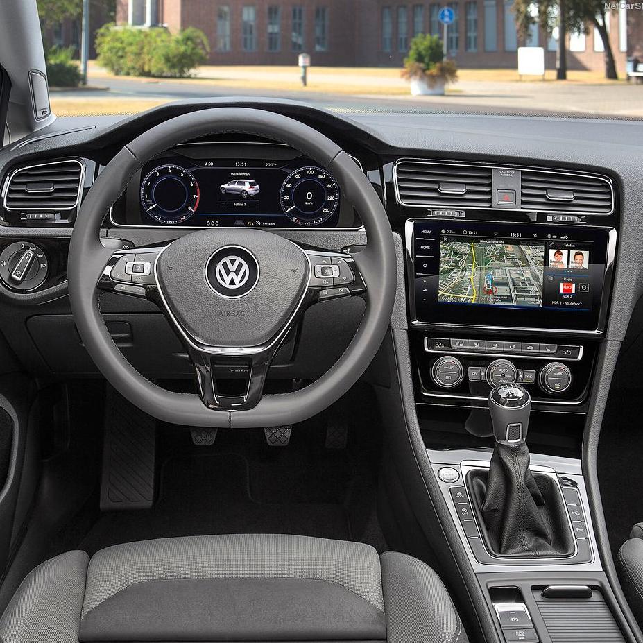 Golf 2017: Volkswagen apresenta modelo reestilizado na Europa Interior do Golf mantém as principais linhas, mas ganha quadro de instrumentos totalmente digital com tela configurável de 12,3". O equipamento pode ser baseado em nas cores azul no Golf GTE ou vermelho, no Golf GTI. E a central multimídia terá comandos por gestos