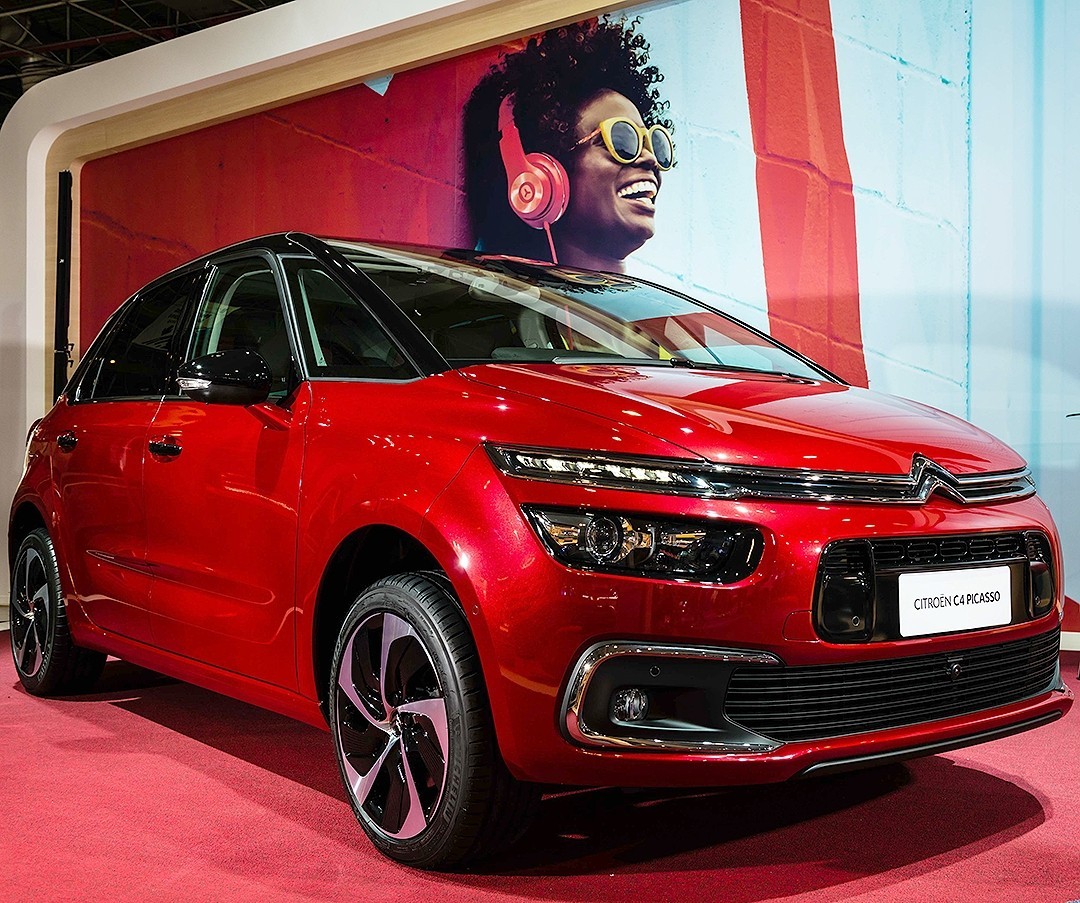 Citroen C4 Picasso: minivan é lançada no Salão do Automóvel Segunda geração da C4 Picasso ganha uma reestilização no Brasil e agora está semelhante ao modelo vendido na Europa. O carro foi lançado no Salão do Automóvel de São Paulo e chega às lojas em dezembro. Os preços partem dos R$ 118.900 com cinco lugares e R$ 128.900 com sete. Desde a versão de entrada, ar digital dual zone, central multimídia, sensor de chuva, faróis com acendimento automático, freio de estacionamento elétrico, hill assist, ESP, Isofix e retrovisores externos elétricos e rebatíveis. Conjunto mecânico segue inalterado:  motor 1.6 turbo de 165 cv a gasolina e transmissão automática de seis marchas. O Salão do Automóvel vai até o próximo dia 20 de novembro no São Paulo Expo