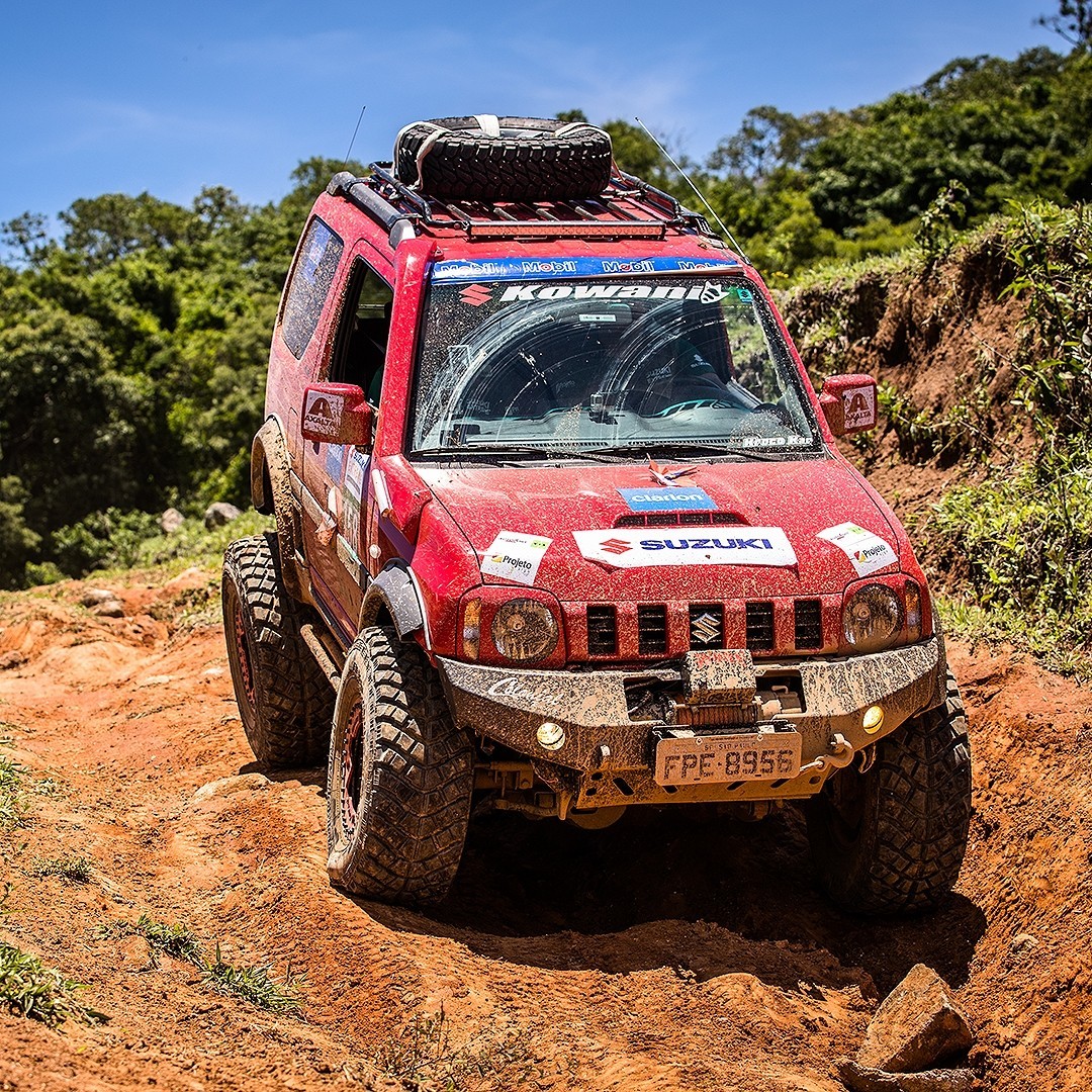 Suzuki Jimny: final da temporada de rally no belo visual de Sul de Minas  A cidade de Itapeva (MG) recebeu a grande final dos ralis da @Suzukibr em 2016, com duas provas de off-road. O objetivo é manter-se dentro do tempo e da velocidade estipulados pela organização. A prova teve trechos por serras, áreas reflorestamento, estradas de fazenda, trilhas com mata fechada. São duas modalidades, off-road e off-road extreme. O Jimny tem motor 1.3 a gasolina com 85 cavalos a gasolina. A Transmissão é manual de cinco marchas a tração integral com reduzida