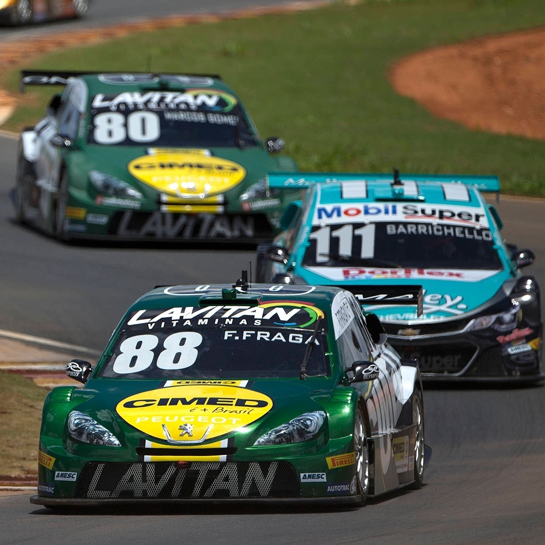 Peugeot 408: Stock Car estreia no Circuito dos Cristais  Felipe Fraga conquistou sua quinta vitória na temporada neste domingo no @circuitodoscristais  e estendeu sua vantagem na liderança sobre Rubens Barrichello de 29 para 37 pontos na @Stock_car 2016. O líder @felipefraga88 em primeiro seguido pelo companheiro de equipe @marcosgomes80 e @rubarrichello em terceiro. Na corrida 2, @ricardo_mauricio_90 ficou em primeiro, @tukarocha em segundo e @danielserra em terceiro. A Stock Car deixa Minas Gerais e retorna a São Paulo, onde acontece a grande final da temporada 2016 e a decisão do título. A corrida, que será única e valendo o dobro de pontos (em relação à pontuação da primeira corrida das rodadas duplas), será disputada no Autódromo de Interlagos no dia 11 de dezembro. Foto: Bruno Terena/Red Bull