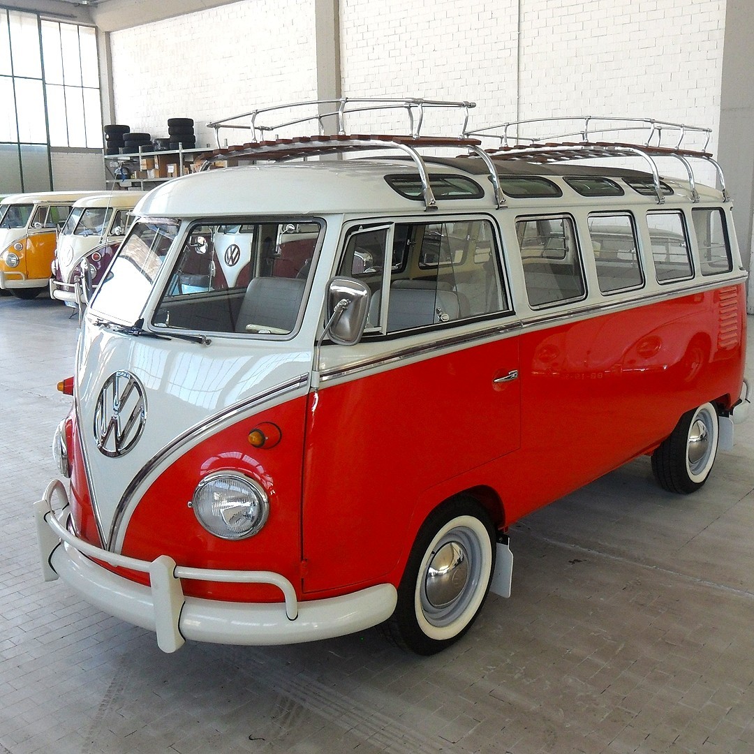 Volkswagen Kombi: modelos brasileiros são exportados e vendidos por até R$ 180 mil! Essa oficina em Florença, na Itália, é especializada em importar, restaurar e vender Kombis clássicas. E tem mais: a maioria dos veículos é importada do Brasil!  Os modelos, alguns totalmente transformados segundo os gostos dos clientes, são vendidos entre 10.000 e 50.000 euros ( cerca de R$179 mil). A oficina foi idealizada por Mauro Altamore, um italiano entusiasta de modelos Volkswagen antigos  que viveu por muito tempo no Brasil. Ao retornar, passou a vender produtos brasileiros. foi quando resolveu importar Kombis por lá. Deu certo e ele abriu a empresa em parceria com o mecânico Giacomo Nucci. Eles restauram e vendem as Kombis (e outros modelos clássicos). Além disso, alugam Kombis para empresas de propaganda e produção de moda. Como a segunda geração da Kombi deixou de ser fabricada em 1979 na Europa, é difícil achar uma unidade em bom estado.  Os restauradores recorrem ao Brasil, que possui a maior frota do modelo, fabricado aqui até 2013. A da foto, por exemplo, um projeto concluído em 2013,  foi adaptada e ganhou teto solar e janelas superiores. Virou a mítica versão 'Samba'. Foto: Gabriele Gentili