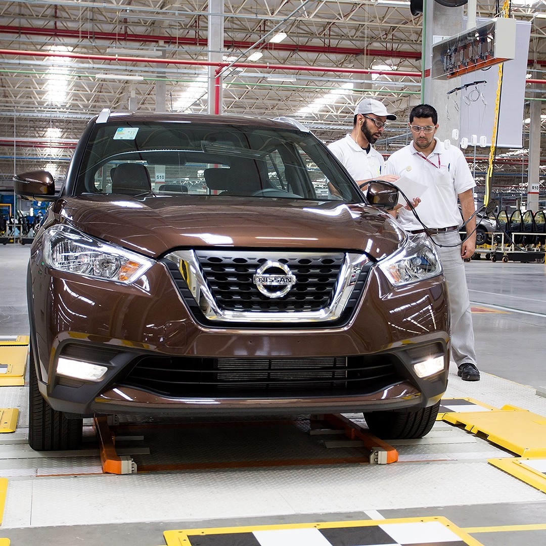 Nissan Kicks 2017: fábrica de Resende completa três anos Marca japonesa completou o terceiro ano de produção em Resende (RJ), que agora também produz o Kicks, terceiro modelo feito na unidade, que transformou a fábrica num polo fornecedor para oito países da América Latina. Os primeiros veículos foram o compacto March e o motor 1.6 16V flexfuel em 2014. Menos de um ano após o início das atividades, a Nissan começou a produzir também o motor 1.0 12V de três cilindros e o sedã compacto Nissan Versa (abril de 2015). E agora em abril, com investimentos de R$ 750 milhões, o Complexo inicia a produção do crossover compacto Nissan Kicks, um produto criado para ser global. O Complexo Industrial de Resende conta com cerca de 1.800 funcionários, que respondem por um ciclo de produção completo. As atividades na unidade vão desde a área de estamparia até as pistas de testes, passando pela estamparia, chaparia, pintura, injeção de plásticos, montagem e inspeção de qualidade, além da fábrica de motores. A planta já produziu cerca de 115 mil automóveis nesses três anos. Além do mercado nacional, modelos fabricados em Resende são exportados para  oito países da América Latina: Argentina, Bolívia, Chile, Costa Rica, Panamá, Paraguai, Peru e Uruguai