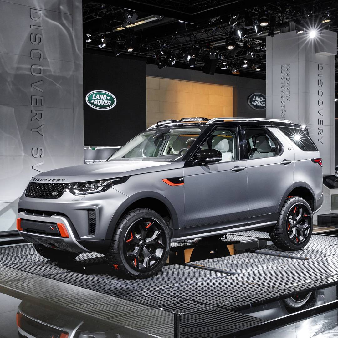 Land Rover Discovery SVX 2018 O novo Land Rover Discovery SVX – mais novo membro da família Discovery – também fez sua estreia global no Salão de Frankfurt. O veículo de produção mais extremo e capaz da Land Rover é o primeiro a receber o emblema SVX – da nova vertente da SVO (Special Vehicles Operation) totalmente voltada à capacidade. O SVX leva ao Discovery a versatilidade do uso off-road com um motor de respeito.Será oferecido com motor 5.0 V8 com 525 cv e torque de 625 Nm, acoplado com transmissão automática de oito marchas. O SUV ganha ainda modificações de suspensão para aumentar a confiança do motorista ao enfrentar o terreno mais difícil. O Land Rover Discovery SVX melhorou os ângulos de entrada e saída, graças à elevação da arquitetura e adoção de  suspensão a ar de quatro cantos, empregando amortecedores de curso longo  e juntas revisadas. O SVX será também produzido à mão pela divisão de Operações de Veículos Especiais da Jaguar Land Rover e estará disponível para clientes em 2018 (ainda sem previsão para chegar ao mercado brasileiro