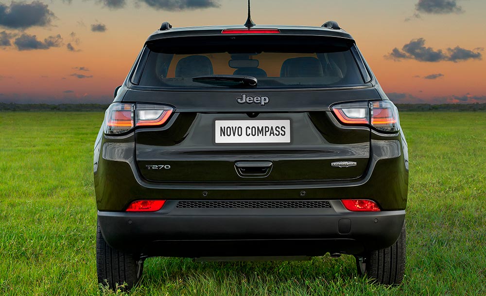 O atributo alt desta imagem está vazio. O nome do arquivo é Jeep-Compass-2022-80-anos-Carro-Esporte-Clube-3.jpg