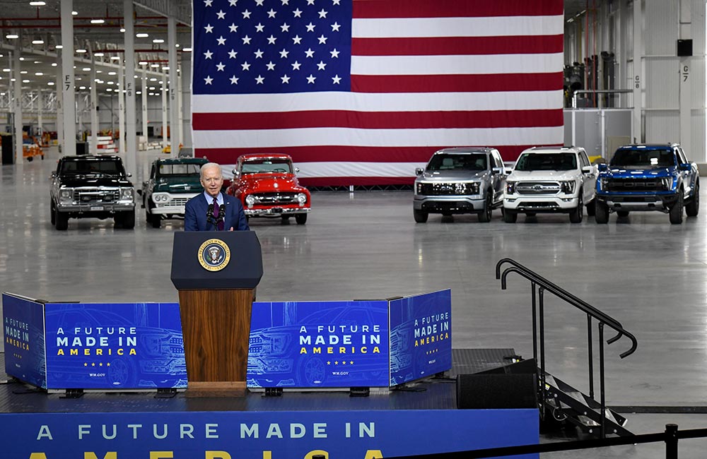 Biden com a linha de picapes da Ford ao fundo