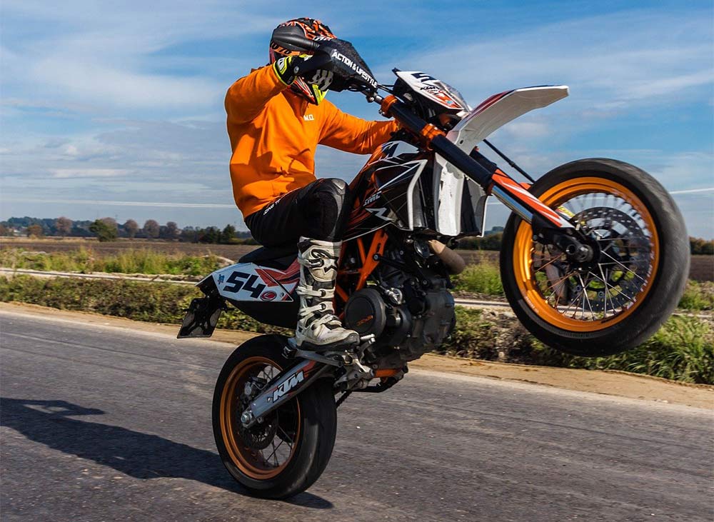 Lei do Grau pode liberar manobras de moto na região de Curitiba