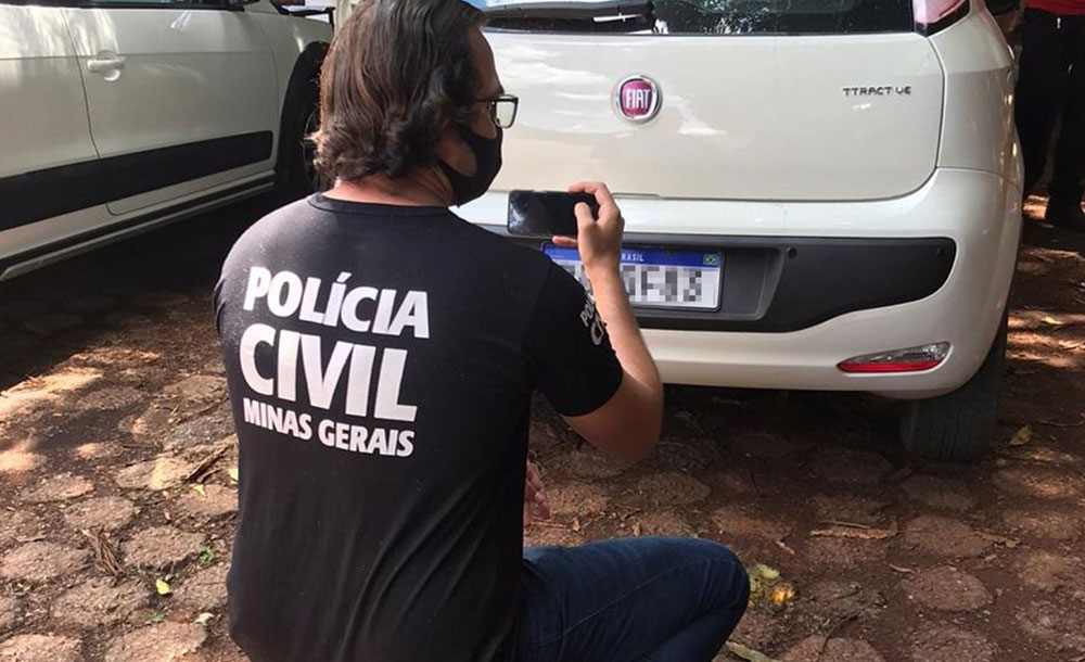 Agente do Detran-MG faz vistoria eletrônica: órgão será separado da Polícia Civil 