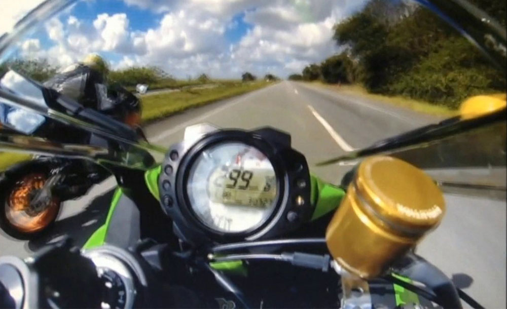 Flagrante de moto a 300 km/h em rodovia: Lei que proíbe postagens fica inócua na prática 