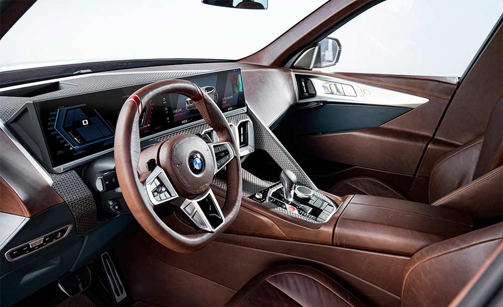 Interior do XM tem couro marrom, detalhes em fibra de carbono e Curve Display da BMW