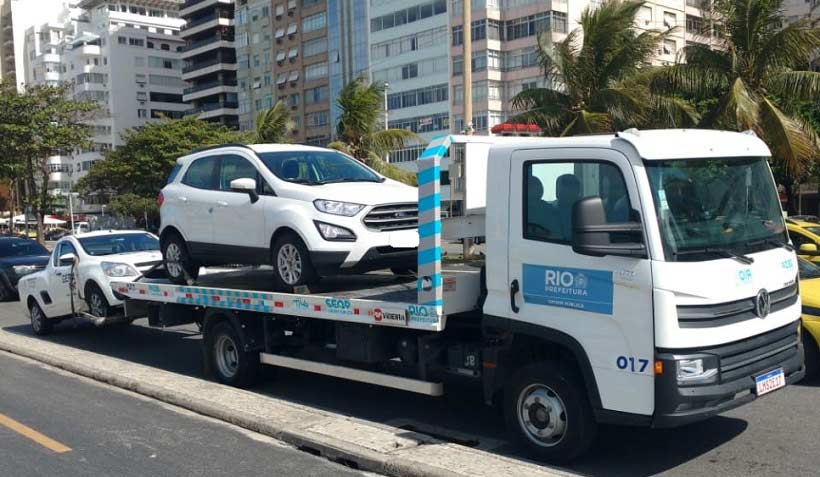 Guincho levando veículos no Rio de Janeiro: em blitz, motorista ganha alívio (Foto: Prefeitura)