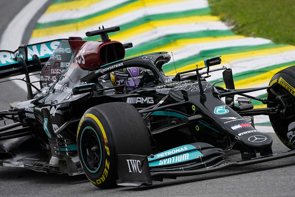 Punido, Hamilton vê ficar cada vez mais distante o título da F1 2021 (Foto: Daimler)