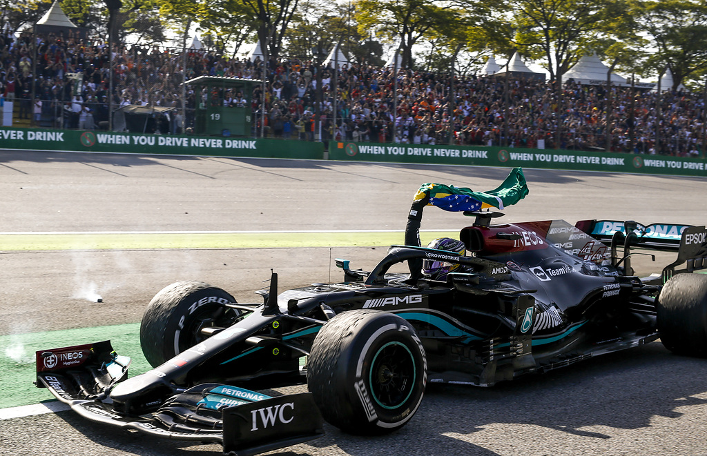 Fórmula 1: Lewis Hamilton com a bandeira brasileira a pós vitória em Interlagos
