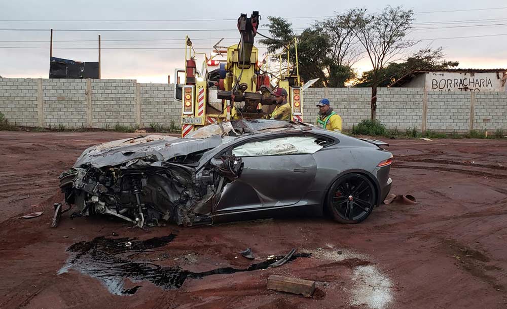 Apesar da grave batida, motorista do  Jaguar F-Type S escapou ileso! (Foto: Camila Falabela)