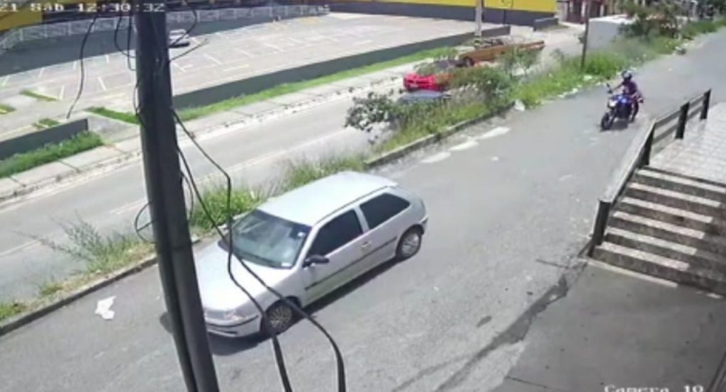Chevrolet Chevette 'voou' e acertou Camaro conversível em Ribeirão das Neves