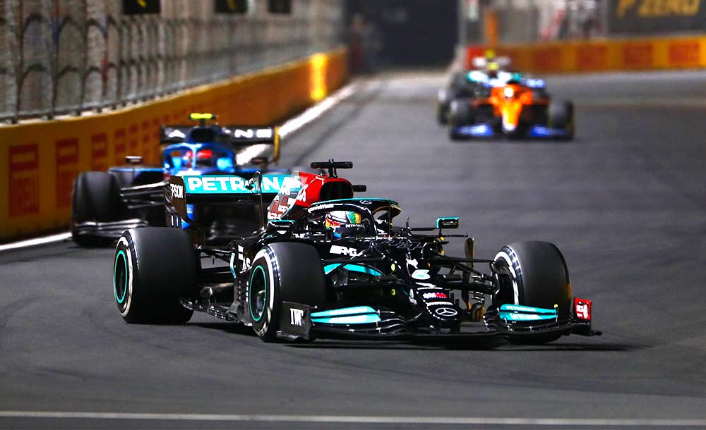 Hamilton venceu o caótico GP da Arábia Saudita e empatou com Max Verstappen (Foto: Sam Bloxham / LAT/ Pirelli)