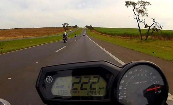 Caso virasse lei, projeto previa multa de até R$ 2,9 mil para quem postasse conteúdo com infração de trânsito nas redes sociais (Foto: Reprodução Afonso Yamaha/YouTube)