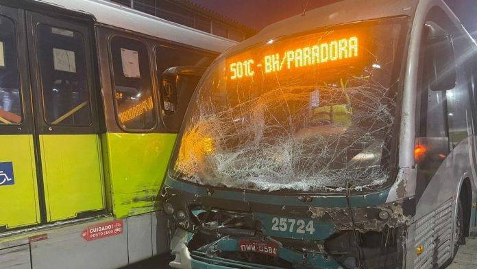 Três coletivos se envolveram em batida na pista exclusiva do MOVE em Belo Horizonte