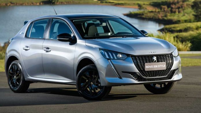 Novas versões do 208 alavancam vendas da Peugeot