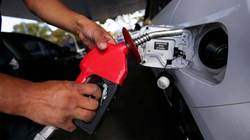 Consumidor deverá sentir redução no preço da gasolina a partir desta quarta (foto: Marcelo Camargo/ABr)
