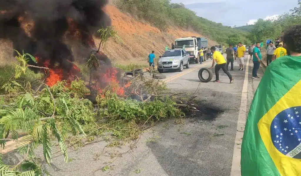 Ponto de interdição na BR 259 em Conselheiro Pena (MG). Foto: PMRv