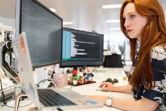 Curso de Programação terá mentoria com profissionais da Volkswagen (foto: Pexels)