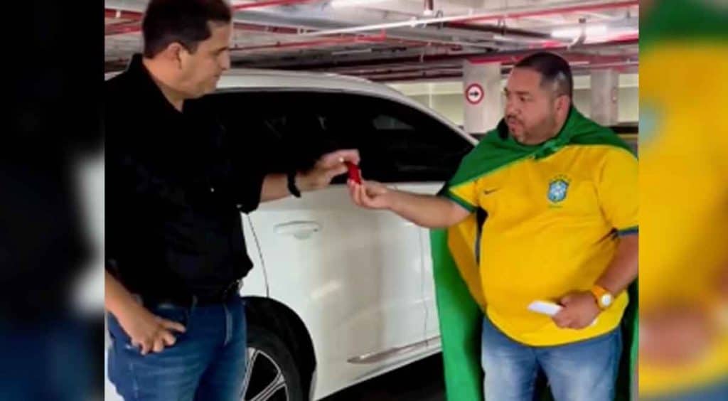 Jailton e Júnior durante entrega do Volvo XC60 na aposta feita em PE