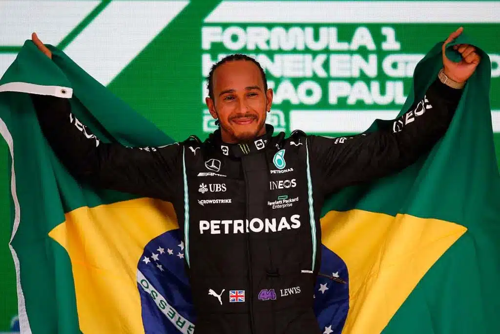 Lewis Hamilton com a bandeira do Brasil no GP de São Paulo 2021: cidadão honorário brasileiro