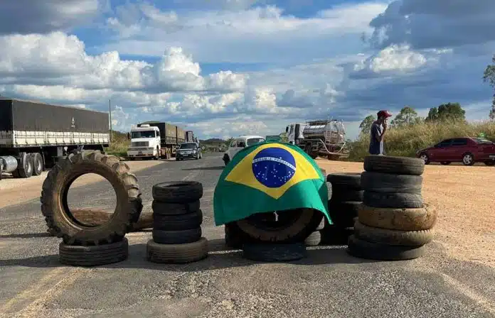 Bloqueio de manifestantes pró-Bolsonaro na MGC-462 em Patrocínio (MG) - Foto: PMRv