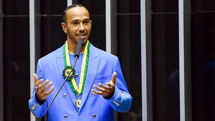 Lewis Hamilton durante cerimônia no Congresso Nacional (Roque de Sá/Agência Senado)