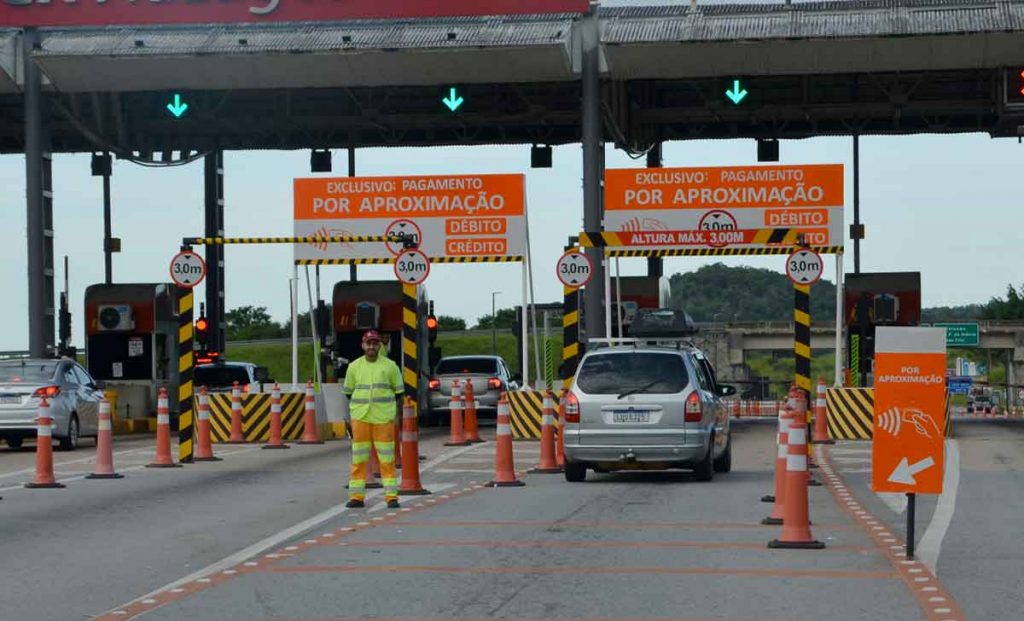 Posto de Pedágio na RJ-124 da Via Lagos que liga Rio Bonito a São Pedro da Aldeia: pedágio gratuito em ação