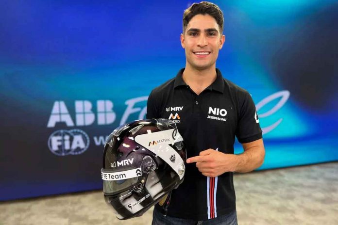 Sérgio Sette Câmara exibe capacete em homenagem ao Atlético e Arena MRV