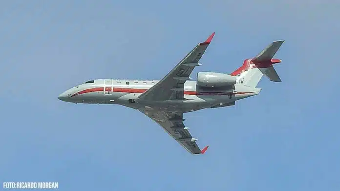 Avião realiza voos rasantes em BH em flagra feito neste sábado (29). Avião pertence ao sábado Grupo Especial de Inspeção em Voo (GEIV) da FAB