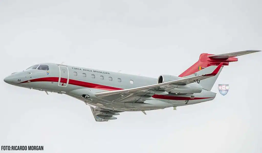 Embraer IU-50 FAB 3604 do GEIV sobrevoando Belo Horizonte