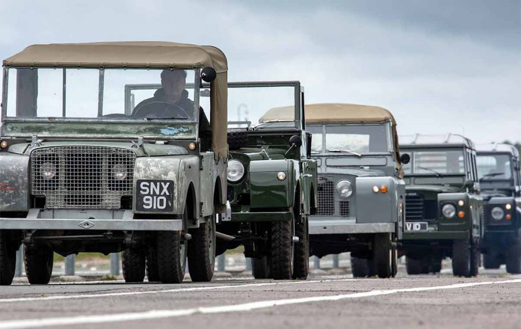 Modelos históricos da Land Rover durante desfile no Reino Unido