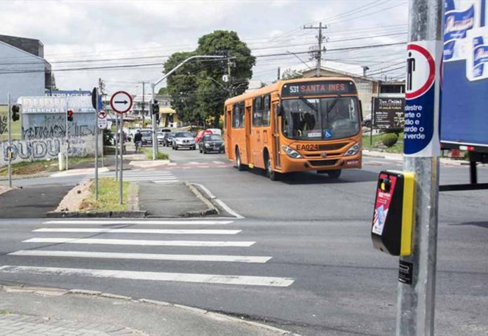Saiba como utilizar os semáforos sonoros instalados pela Prefeitura de Curitiba (Foto: Levy Ferreira/SMCS )