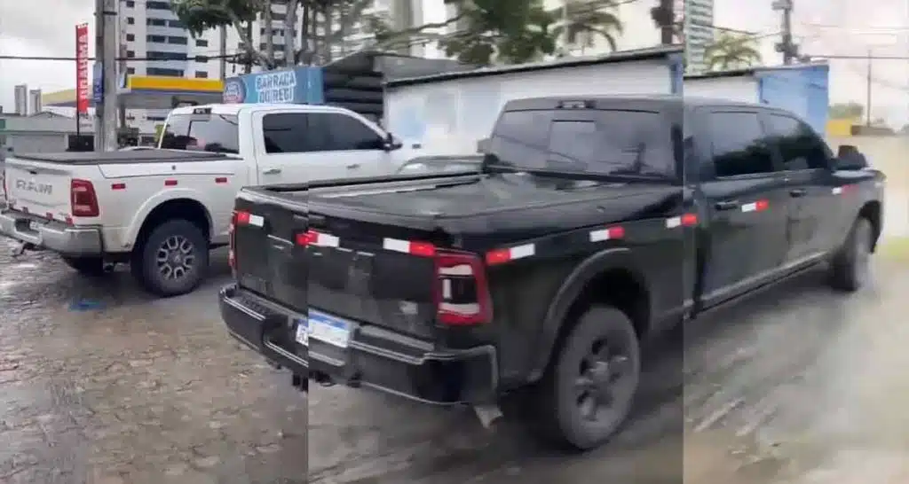Duas picapes Ram recebem aplicação de faixa refletiva: caso gerou revolta de proprietários