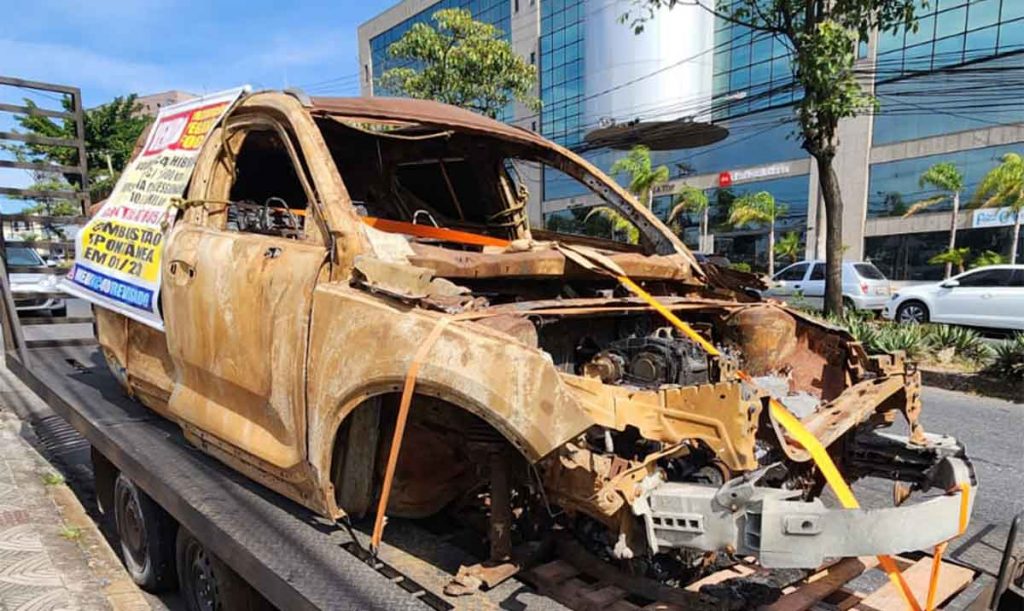 Volvo XC40 queimado é estacionado na porta de Concessionária em BH (Foto: Thiago Ventura)