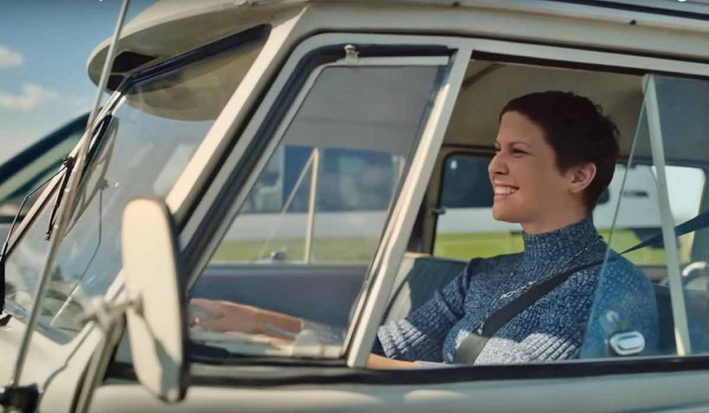 Elis Regina dirige uma Volkswagen Kombi: cantora revive graças à AI