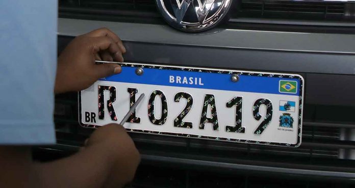 Primeira Placa Mercosul aplicada no Brasil em 2018, pelo Detran-RJ: placas continuam brasão da cidade e bandeira do estado (foto: Lúcio Távora/ MCIDADES)