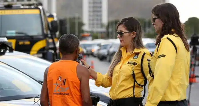 Blitz da Lei Seca feita por agentes de trânsito no DF (foto: Tony Winston/Agência Brasília)