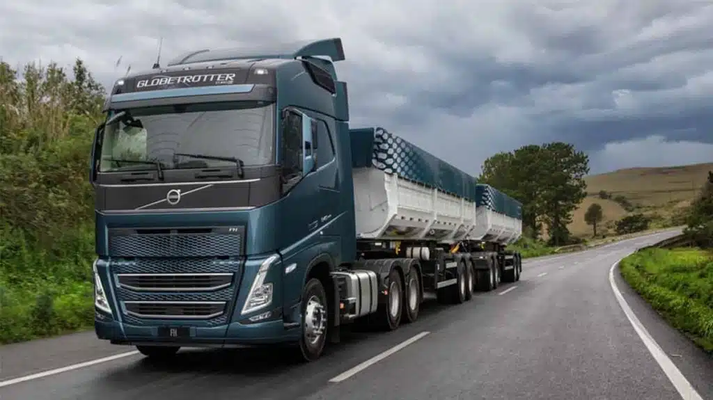 Volvo FH na estrada: ANTT estabelece nova regulamentação do Vale-Pedágio