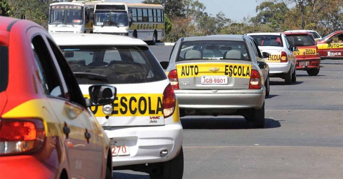 Caso vire lei, autoescolas poderão utilizar veículos por um prazo maior (Foto: Elza Fiúza/ABr - 24/08/09)