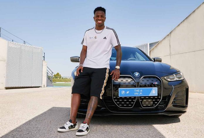 Vini Jr ganha BMW i4 100% Elétrico