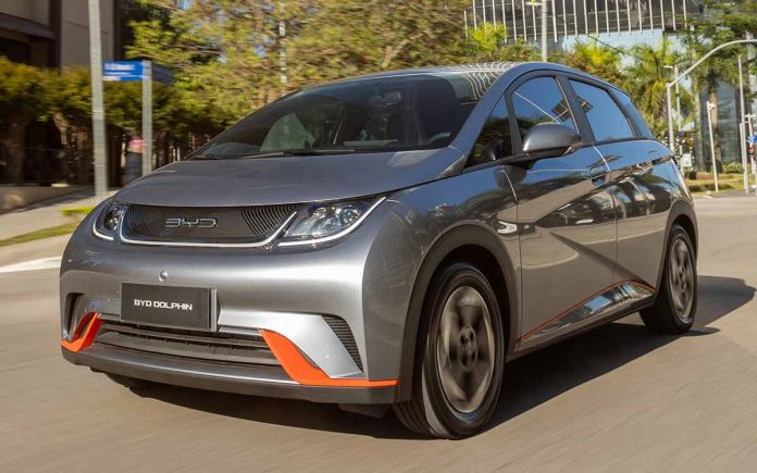 Carros elétricos como o BYD Dolphin têm sacudido o mercado brasileiro