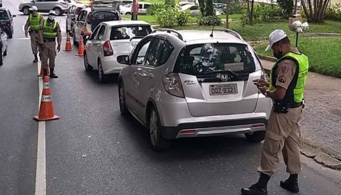 Veículos com CRLV atrasado podem levar multa grave (foto: PMMG)