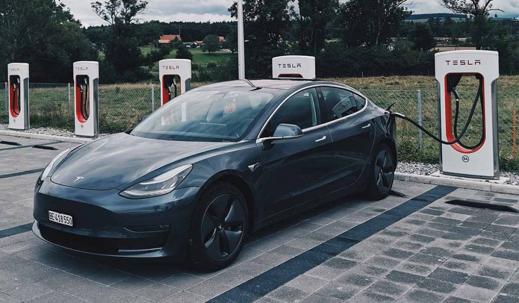 Tesla recarregando na Suíça: elétricos com tendência de baixa