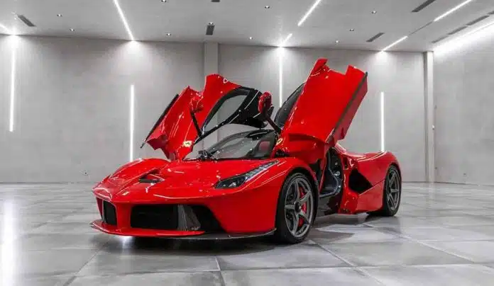 Ferrari LaFerrari em exibição na Paito Motors: IPVA mais caro do Brasil